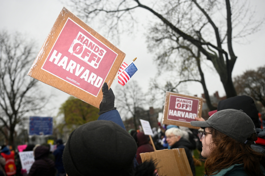 Đám đông biểu tình phản đối chính quyền liên bang can thiệp vào Đại học Harvard ở Massachusetts ngày 12/4. Ảnh: Reuters