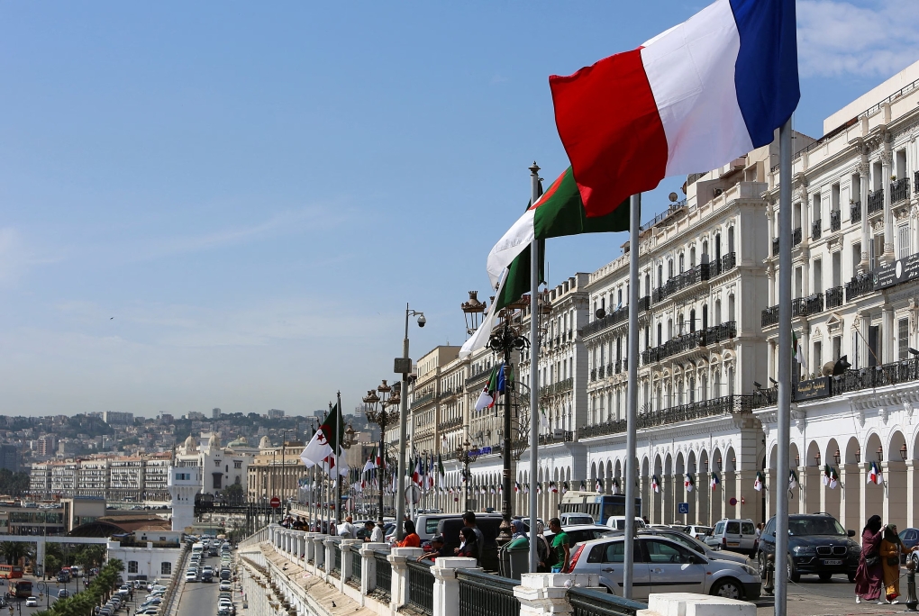 Quốc kỳ Pháp và Algeria tại thủ đô Algiers hồi tháng 8/2022. Ảnh: Reuters