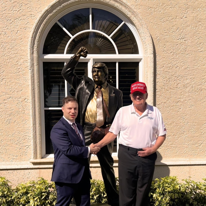 Anthony Constantino (trái) tặng bức tượng Khoảnh khắc Kiên cường cho Tổng thống Donald Trump ngày 12/4. Ảnh: X/Anthony Constantino