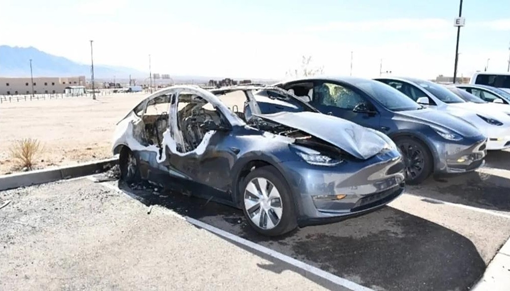 Xe Tesla bị đốt phátrong đại lý Albuquerque hôm 9/2. Ảnh: DOJ