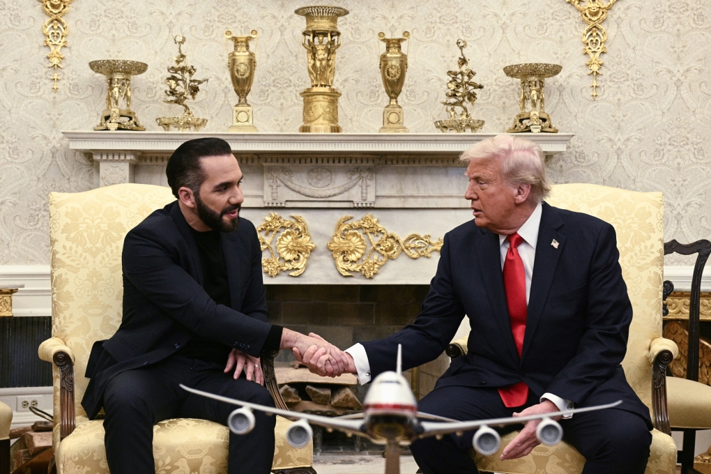 Tổng thống Mỹ Donald Trump (phải) và Tổng thống El Salvador Nayib Bukele tại Phòng Bàu dục, Nhà Trắng ngày 14/4. Ảnh: AFP