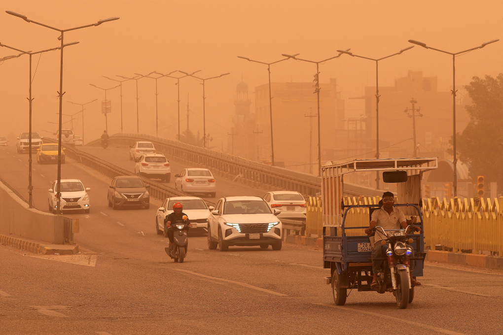 Đường phố Najaf chuyển cam do bão cát ngày 14/4. Ảnh: AFP