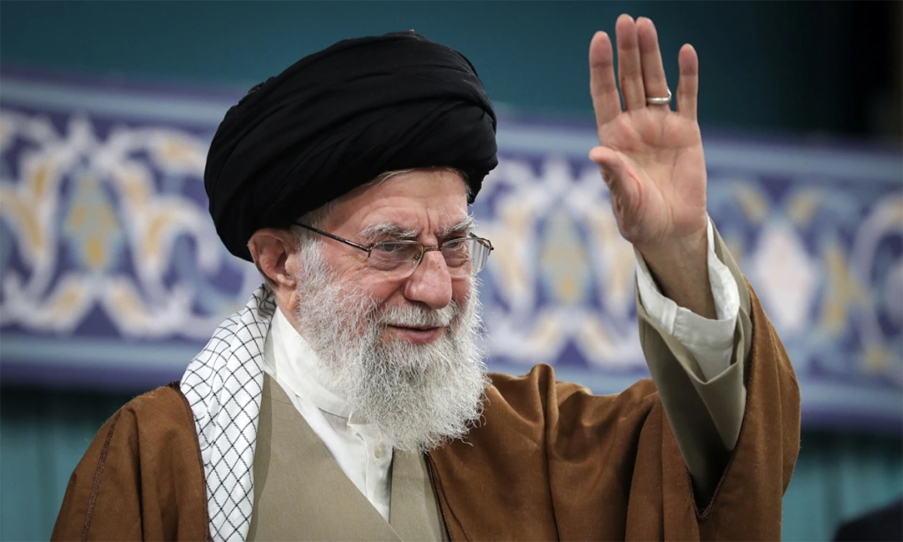 Lãnh tụ tối cao Ali Khamenei vẫy chào người tham dự sự kiện tại Tehran, Iran ngày 31/3. Ảnh: AP