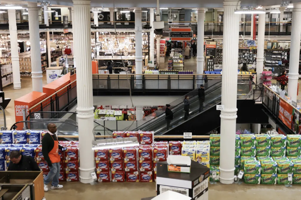 Người dân đến mua sắm tại một cửa hàng Home Depot ở Manhattan. Ảnh: Jeenah Moon/Reuters