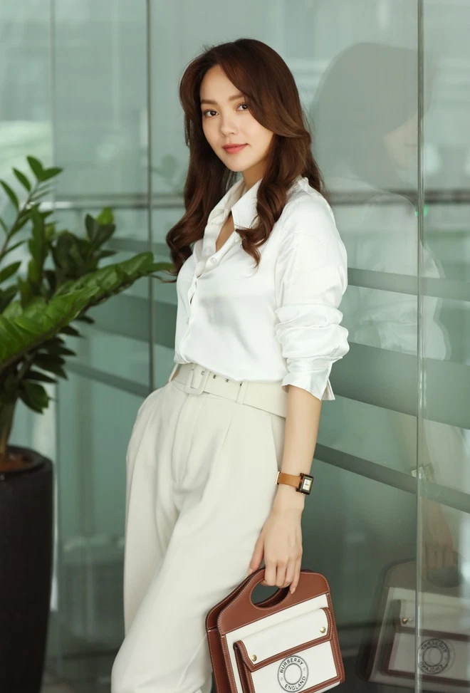Nhân vật của cô trong phim là một quý cô thành đạt, vì vậy những phụ kiện được Minh Hằng lựa chọn cũng tinh tế, sang trọng để làm nổi bật lên thần thái nhân vật