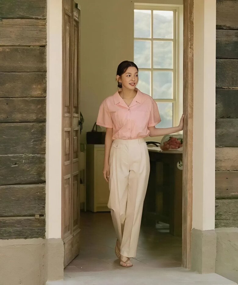 Quần trắng là lựa chọn an toàn nhưng hiệu quả để phối với sơ mi hồng. Tông trắng làm dịu độ bão hòa của màu hồng, khiến tổng thể trang phục trở nên trong trẻo và mát mắt hơn.