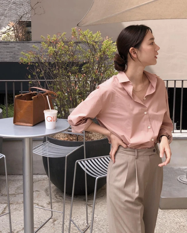 Quần kaki màu beige hoặc kem vàng nhạt cũng rất “ăn ý” với sơ mi hồng. Sự mềm mại của kaki tạo cảm giác thoải mái, tự nhiên, đồng thời giữ được vẻ chín chắn cho những ai theo đuổi phong cách trưởng thành.