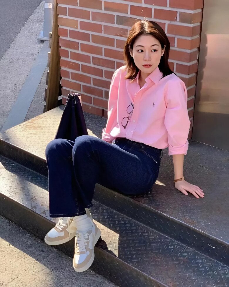 Quần jeans là “bạn thân” của sơ mi hồng nhưng hãy chú ý cách phối. Nếu áo màu hồng đậm hoặc có sắc đỏ, hãy chọn quần jeans denim xanh navy để tạo sự cân bằng – cả hai đều là tông trầm nên sẽ hài hòa về thị giác. 