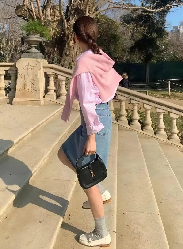 Nếu áo là màu hồng nhạt, phấn, pastel, hãy kết hợp với jeans xanh nhạt hoặc chân váy denim để giữ trọn sự nhẹ nhàng, nữ tính.