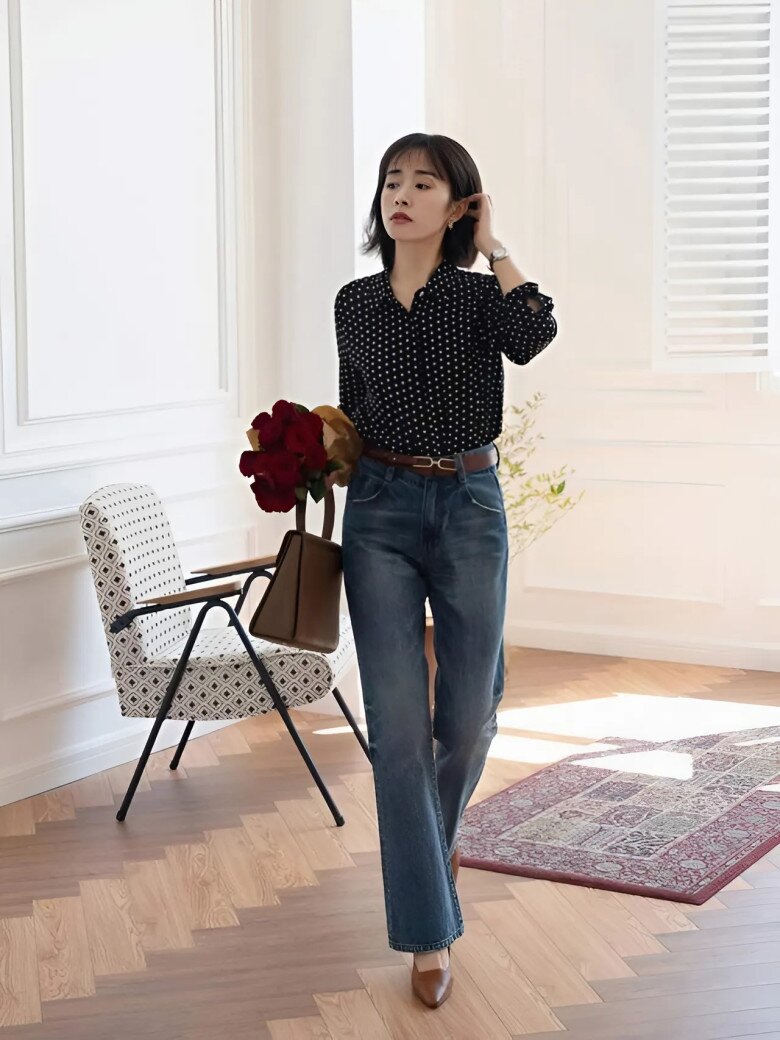 Chiếc áo sơ mi đen chấm bi trắng mang đậm phong cách retro chính là lựa chọn hoàn hảo cho những cô nàng yêu thích sự cổ điển pha lẫn tinh tế hiện đại.