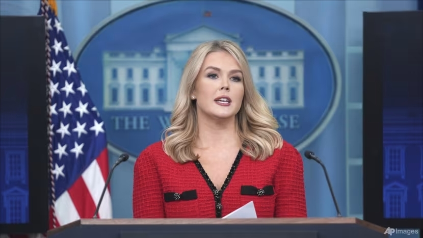 Phát ngôn viên Nhà Trắng Karoline Leavitt mặc chiếc váy đỏ gây tranh cãi ngày 31/1. Ảnh: AP