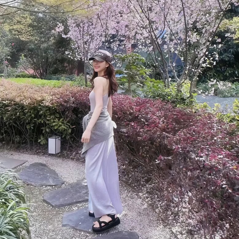 Bộ váy hai dây màu tím oải hương nhạt, chất liệu mềm mại nhẹ nhàng ôm lấy dáng người, tạo nên cảm giác tự do và thoải mái.