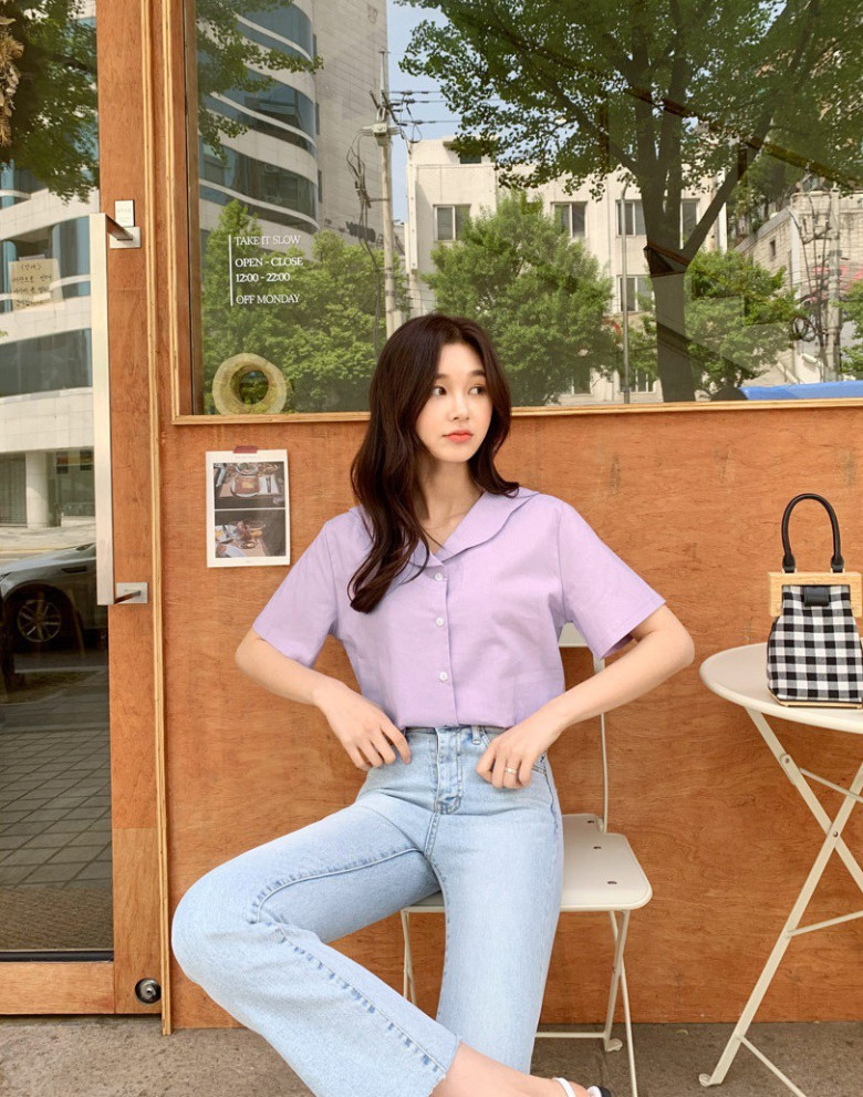 Áo sơ mi crop top màu tím mộng mơ phối cùng quần jeans ống đứng sáng màu trẻ trung và năng động lại có chút chất thơ.