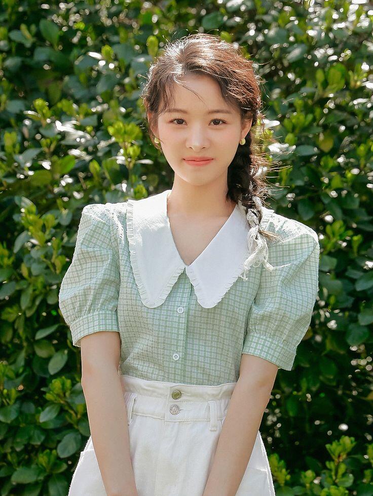 Nàng có thể mix áo sơ mi cổ Peter Pan tay bồng cùng chân váy midi. Đây là sự kết hợp hoàn hảo giúp mang lại vẻ đẹp nhẹ nhàng, nữ tính nhưng không kém phần thu hút.