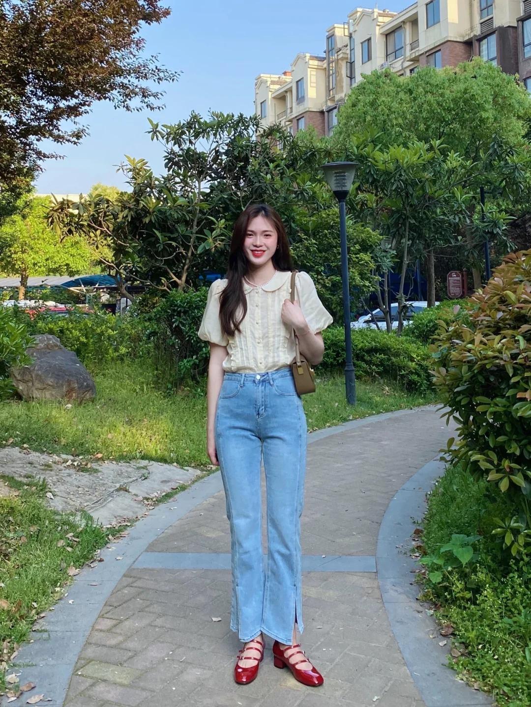 Áo cổ Peter Pan mix cùng quần jeans vừa có thể diện đi làm vừa diện đi chơi.