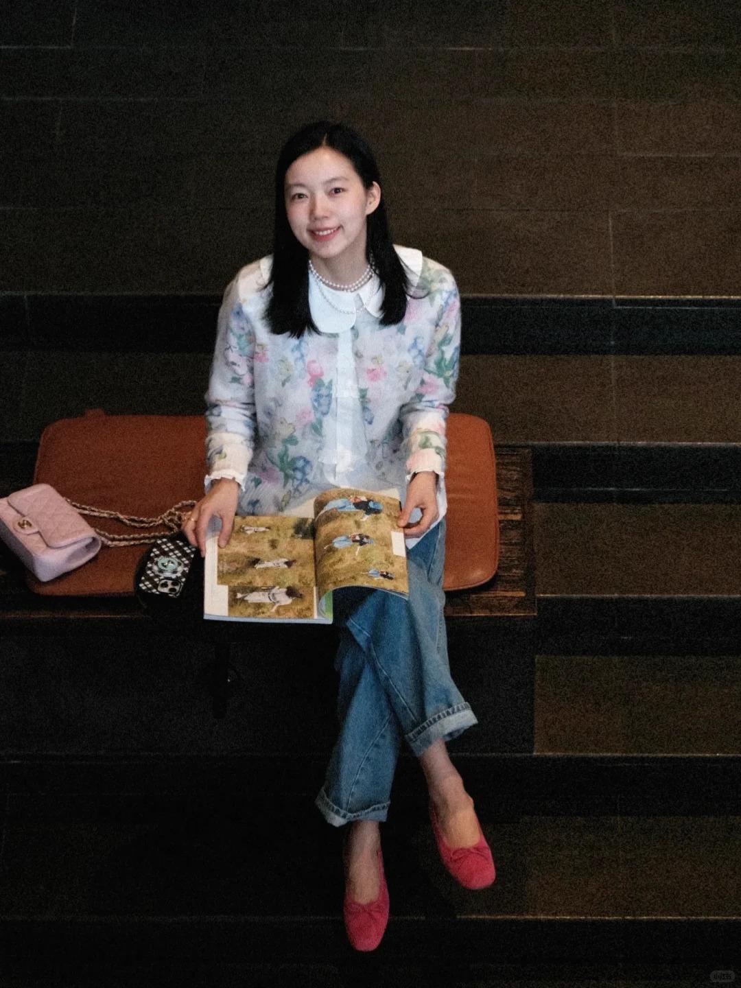 Chỉ cần khéo léo điểm thêm cho trang phục bằng cách phối các gam màu với nhau hoặc đính thêm vài món phụ kiện cùng áo cổ Peter Pan và quần jeans là nàng có được outfit tuy giản đơn nhưng lại có điểm nhấn thu hút.