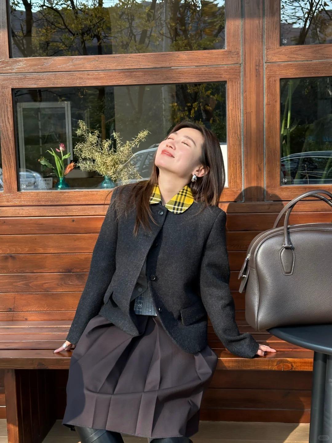 Áo khoác cổ Peter Pan giúp nâng tầm trang phục của chị em theo hướng “chanh sả” hơn.