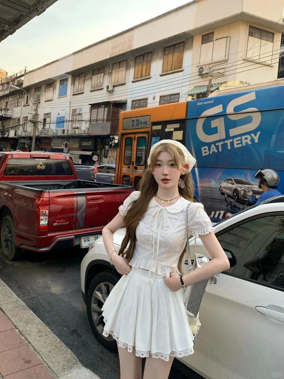 Áo Peter Pan phối cùng chân váy ngắn xoè sẽ giúp nàng trông như một nàng tiên bước ra từ những trang truyện cổ tích.