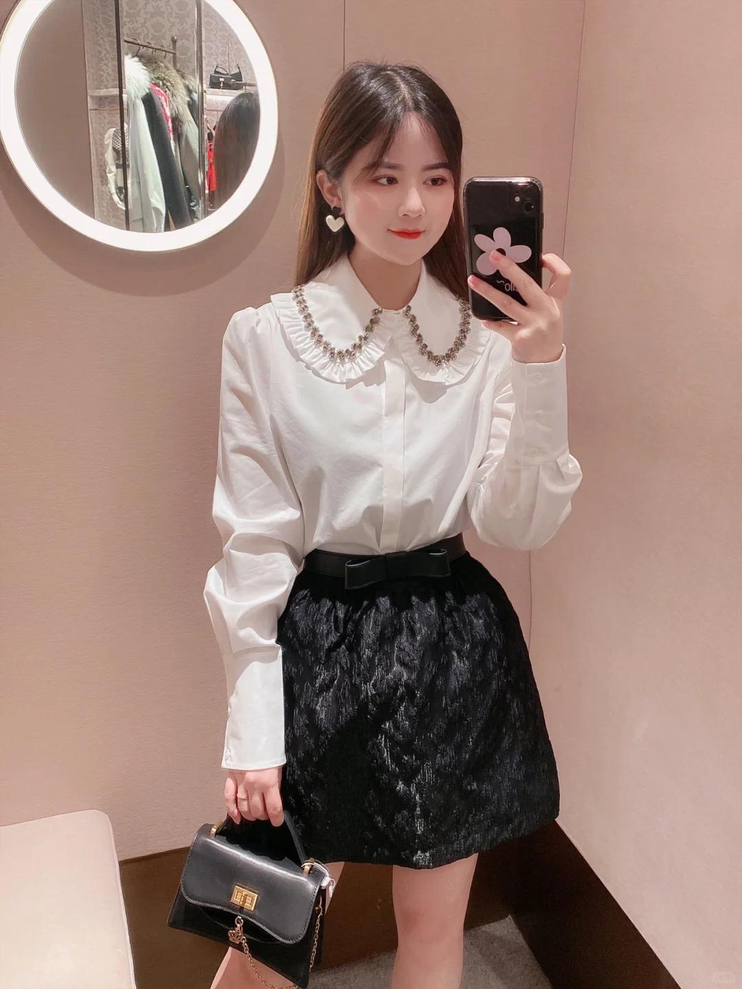 Hoặc nàng cũng có thể trông hiện đại và đỏng đảnh khi phối áo cổ Peter Pan cùng chân váy ngắn xoè với túi xách da và điểm thêm cho trang phục bằng trang sức lấp lánh.