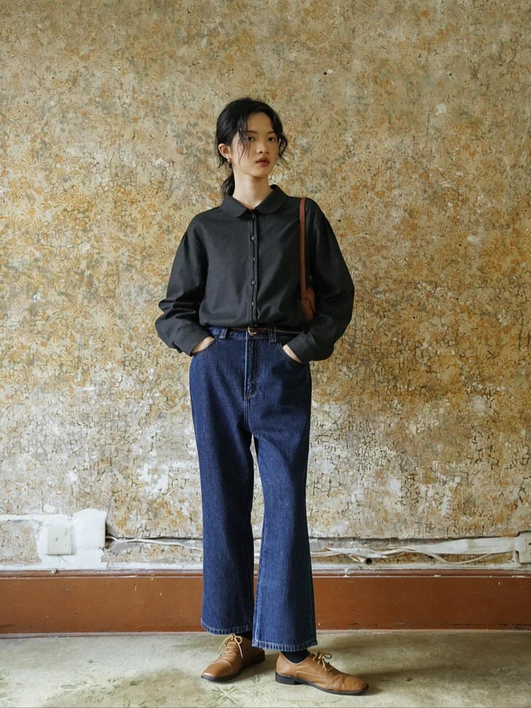 Jeans vốn dĩ là một item rất cổ điển nên khi mix cùng áo cổ Peter Pan cực kỳ phù hợp mà không sợ lệch tông.