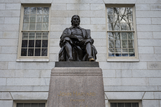 Tượng John Harvard tại Harvard Yard, Đại học Harvard, thành phố Cambridge, bang Massachusetts, Mỹ ngày 18/4. Ảnh: AFP