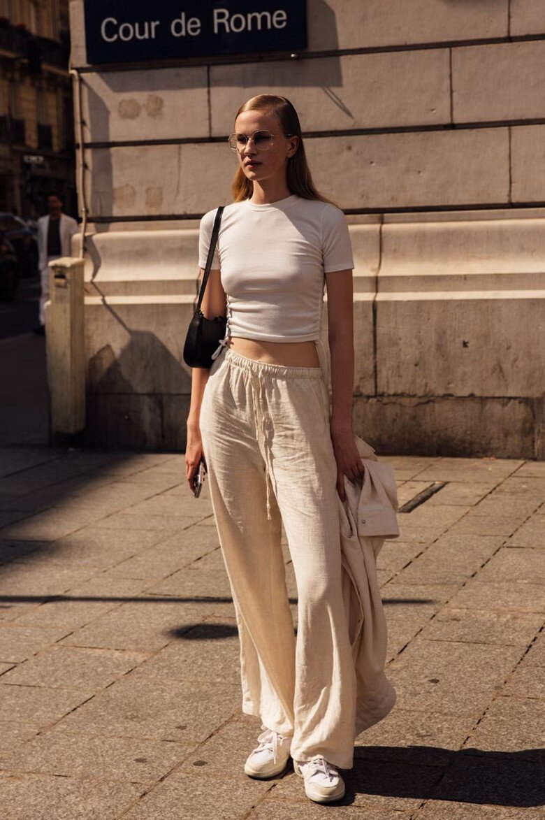 Hè năm nay, những mẫu quần linen trắng với áo thun baby tee sẽ là bộ trang phục tối giản mà nàng nào cũng nên sắm vì kiểu dáng dễ mặc, dễ phối và phù hợp với nhiều dáng người