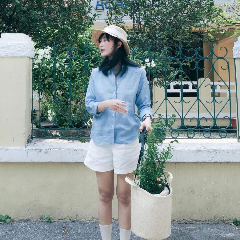 Quần short và áo sơ mi sẽ là combo thanh lịch mùa hè không thể bỏ qua cho hội chị em yêu thích chất vải linen và mong muốn có một outfit “hack tuổi”