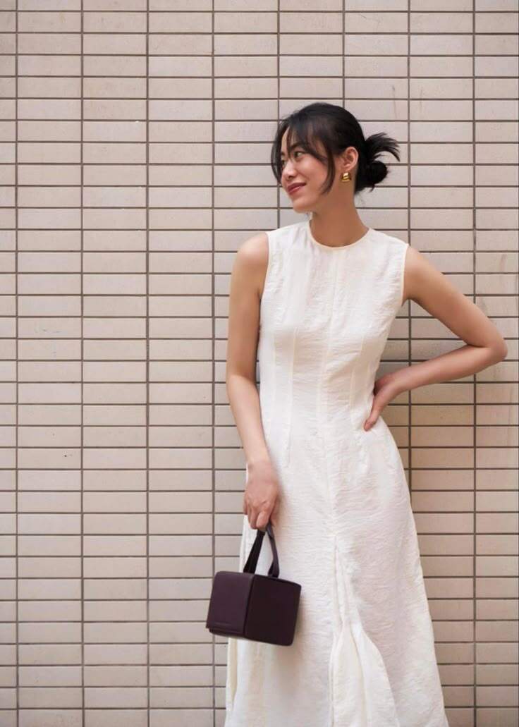 Đã có quần, chân váy thì tất nhiên các mẫu đầm linen cũng là một ứng cử viên không thể thiếu trong tủ đồ của chị em hè này