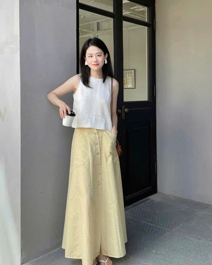 Các mẫu váy dài, váy chữ A đặc biệt phù hợp cho mùa hè, và càng nhẹ nhàng, thanh thoát hơn khi kết hợp với chất liệu linen.