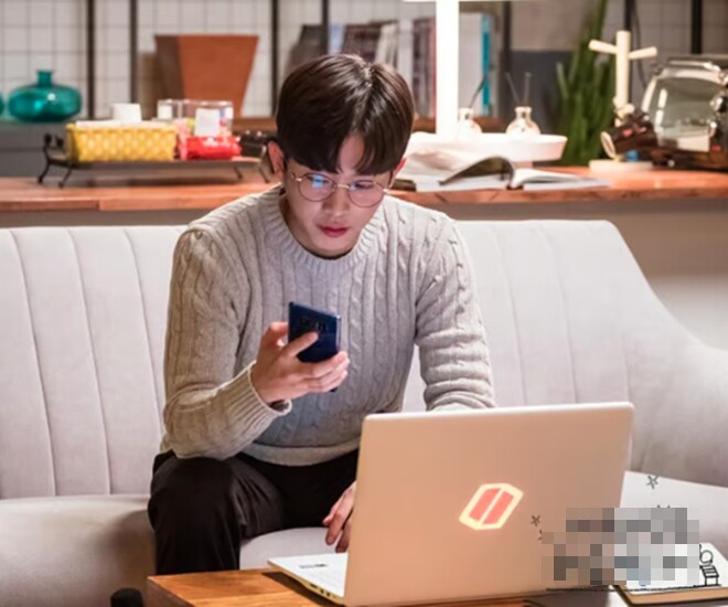 Hôm đó, bạn gái cũ đã gửi thiệp mời cưới online cho tôi. (Ảnh minh họa)