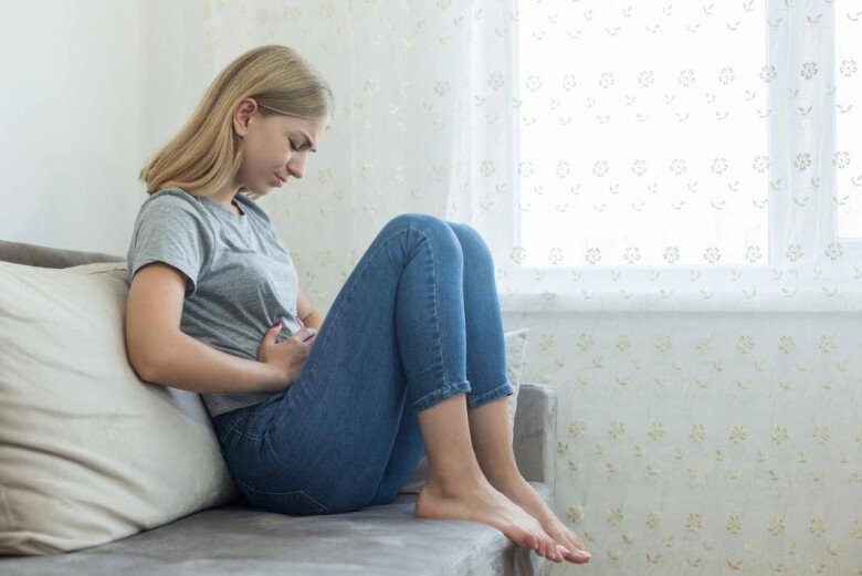 Căng thẳng kéo dài có thể dẫn đến đau bụng, rối loạn tiêu hóa, thậm chí viêm loét dạ dày. (Ảnh minh họa).