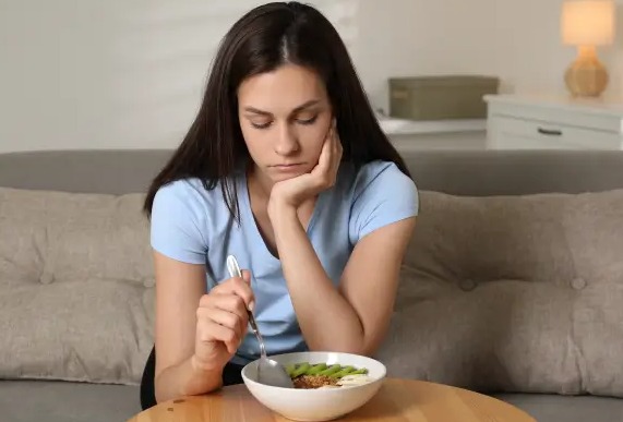 Một số người chán ăn do phải đối phó với cảm xúc tiêu cực. (Ảnh minh họa).