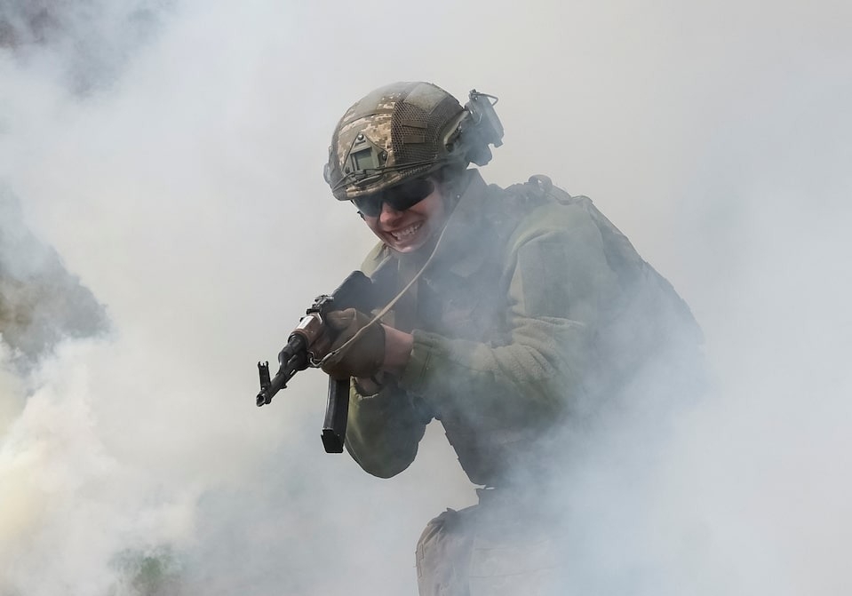 Tân binh Lữ đoàn Chorni Zaporozhtsi số 72 trong buổi huấn luyện tại Kiev ngày 5/4. Ảnh: Reuters