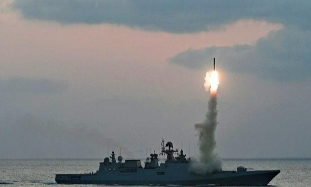 Tàu chiến Ấn Độ khai hỏa tên lửa khi diễn tập hôm 27/4. Ảnh: Hải quân Ấn Độ