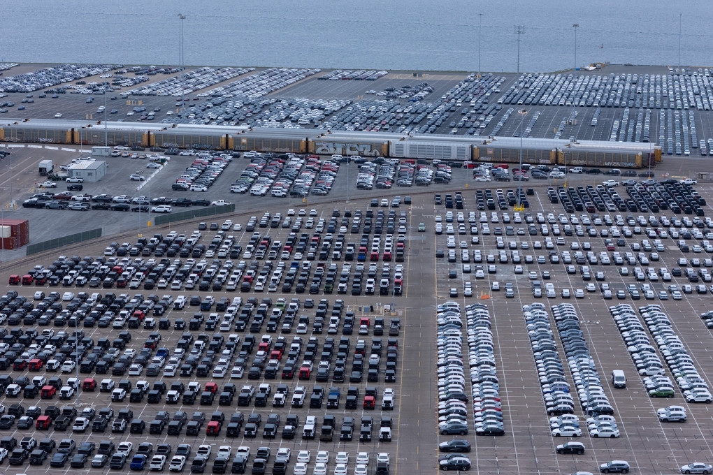 Xe hơi đỗ tại cảng ở San Diego, California (Mỹ) ngày 26/3. Ảnh: Reuters