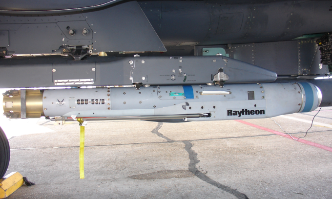 Bom GBU-53/B gắn trên tiêm kích F-15E Mỹ hồi năm 2018. Ảnh: Raytheon