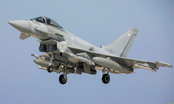 Tiêm kích Typhoon FGR4 của không quân Anh cất cánh. Ảnh: RAF