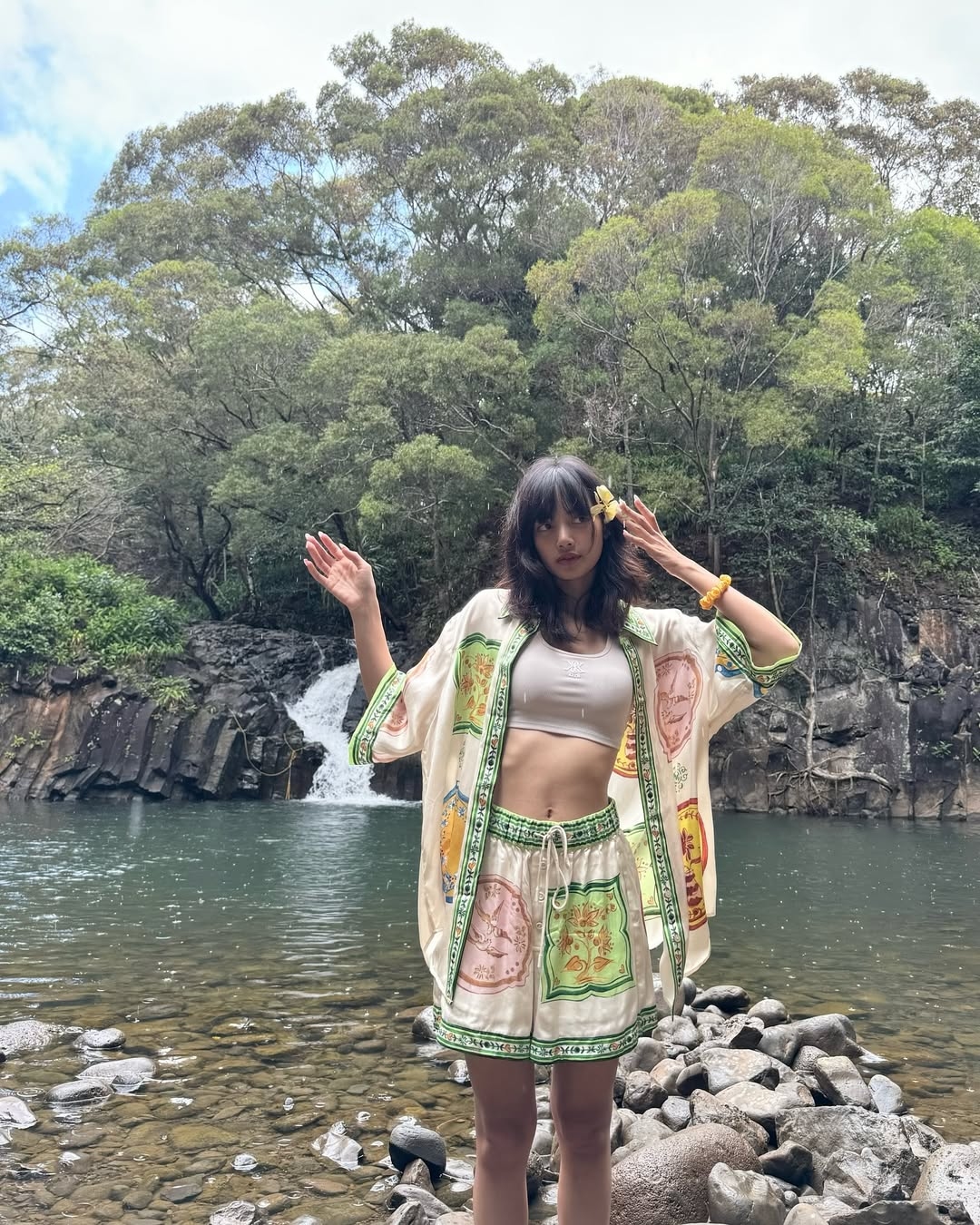 Trong một lần dã ngoại, cô lăng xê mốt đồ ngủ kết hợp crop top.