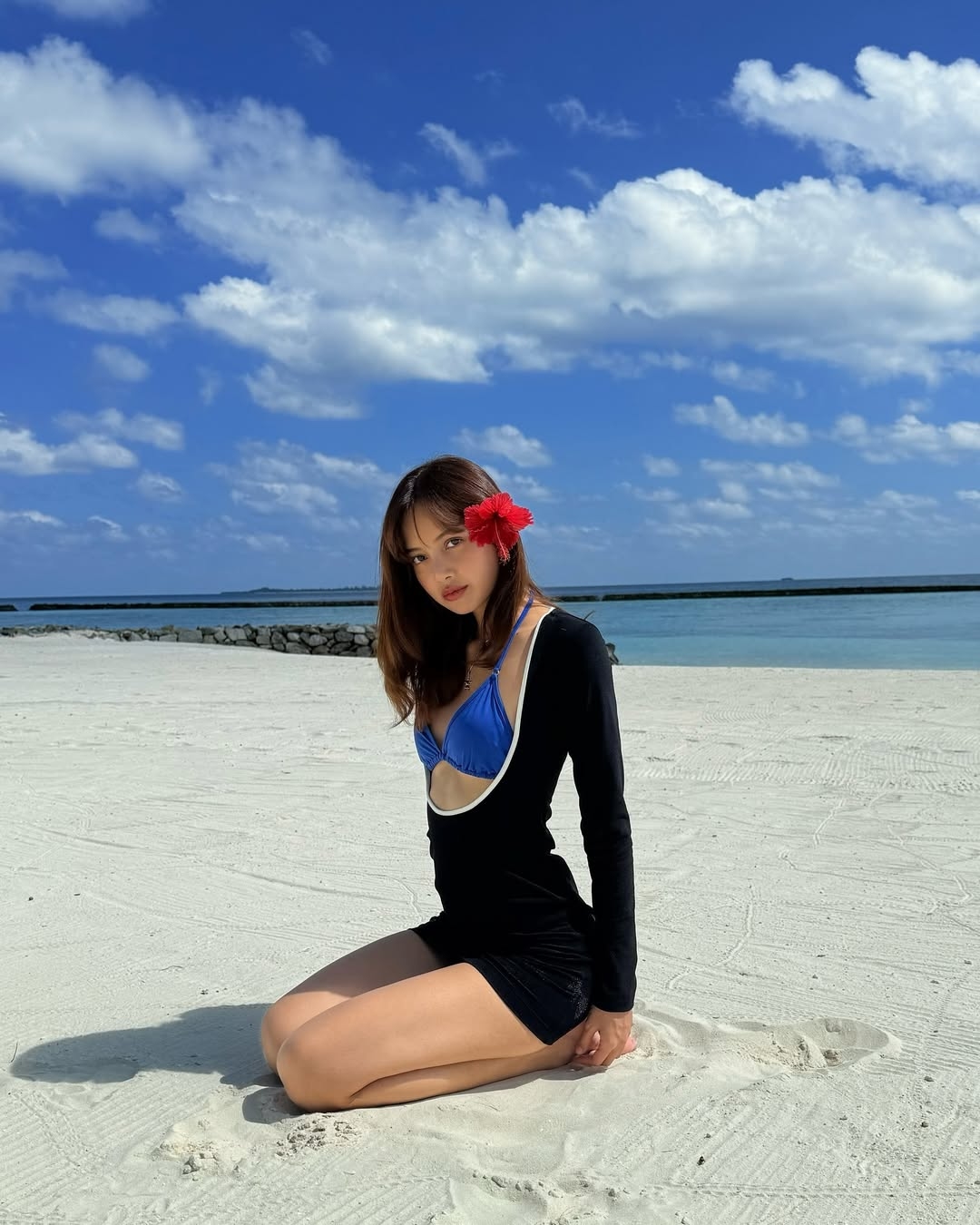 Lisa chuộng cách phối bikini với nhiều loại váy midi, trong đó có kiểu váy tối giản khoét cổ sâu.