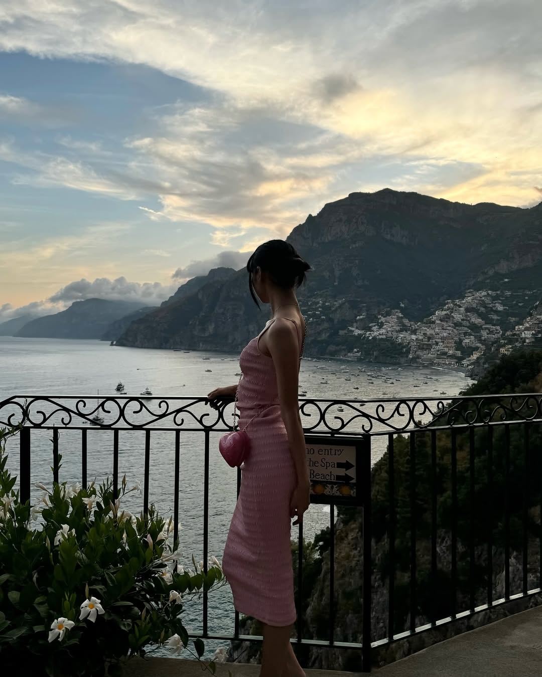 Trên trang cá nhân, Lisa từng chia sẻ nhiều mẫu túi độc đáo, trong đó có mẫu hình quả cà chua, trái tim màu đỏ.