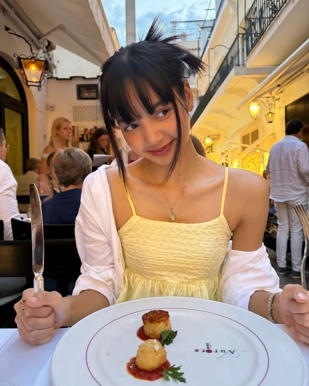 Bên cạnh những bộ váy đan móc, Lisa còn thường mặc váy hai dây dáng rộng, dùng sơ mi làm áo khoác khi đi du lịch châu Âu.