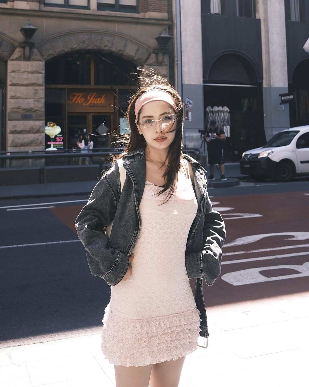 Rời khỏi hình ảnh dịu dàng, Chi Pu chuyển sang phong cách năng động với váy ngắn có chi tiết bèo nhún ở chân váy. Cô mix cùng áo khoác denim cá tính, tạo sự đối lập thú vị. Bèo nhún giúp giữ lại nét nữ tính trong tổng thể street style.