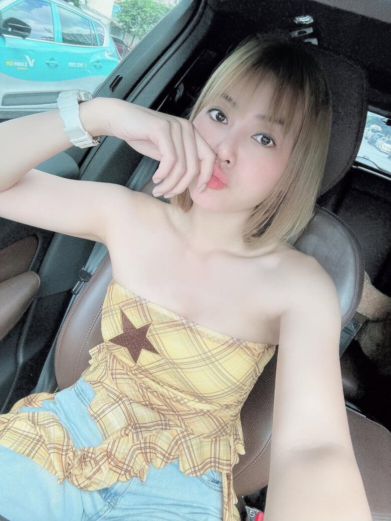 Cô cũng rất bắt trend khi thể hiện tinh thần Y2K đầy năng lượng với áo quây họa tiết kẻ phối cùng quần jeans tạo nên sự đối lập thú vị giữa nét nữ tính và bụi bặm.