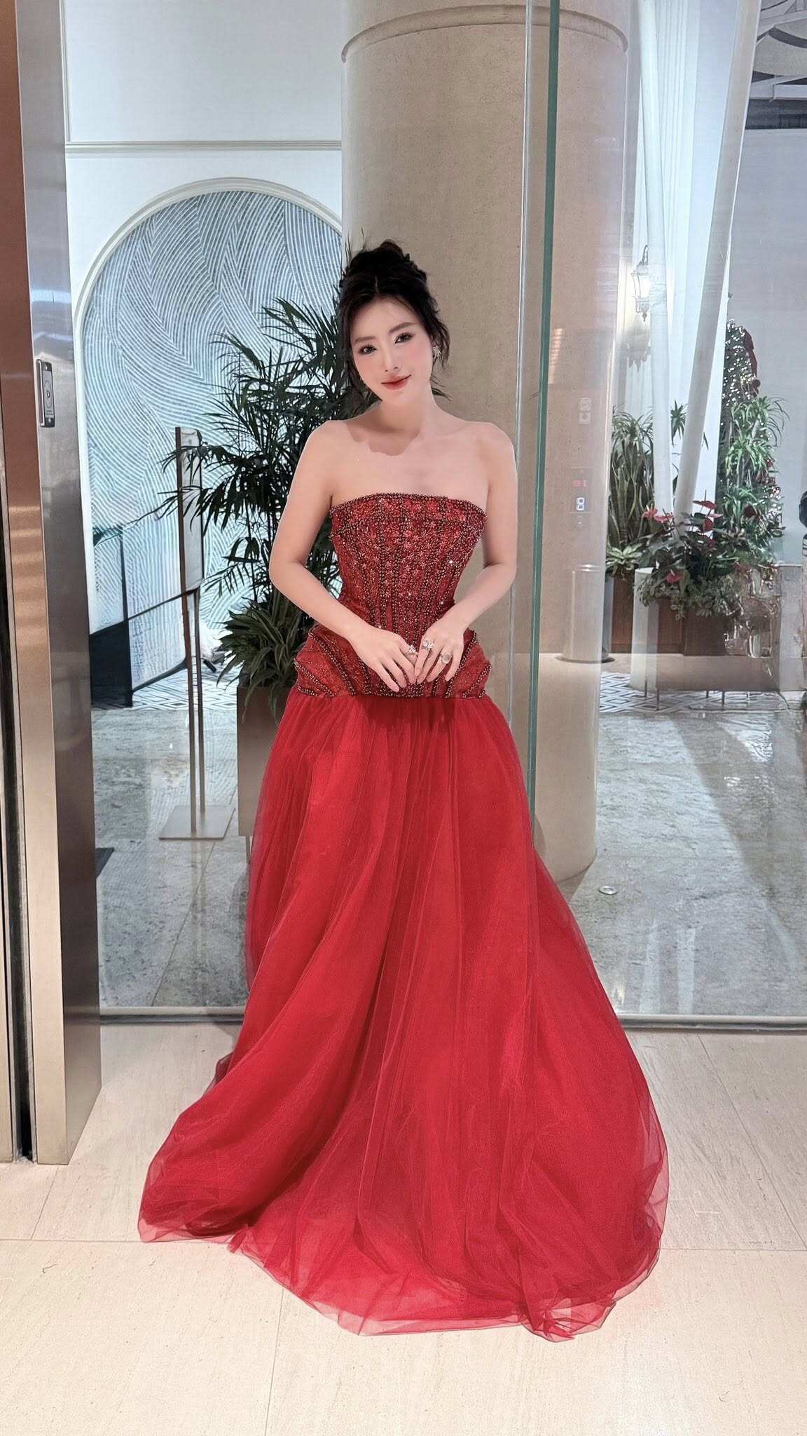 Khi xuất hiện tại các sự kiện, Thanh Hương đặc biệt ưa chuộng những thiết kế váy tiệc dáng quây. Kiểu trang phục này không chỉ tôn lên bờ vai thon thả mà còn khéo léo làm nổi bật làn da trắng mịn, giúp cô toát lên vẻ quyến rũ đầy tinh tế và sang trọng.