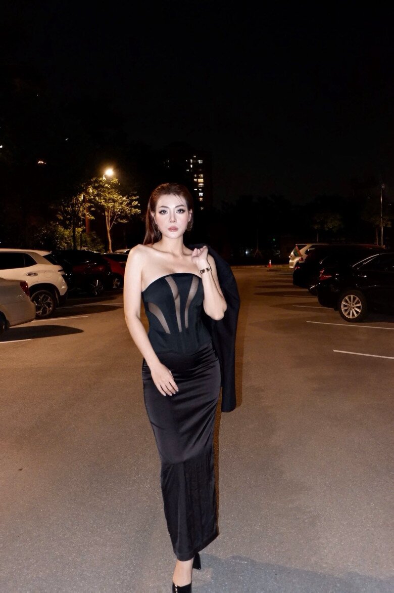 Có lúc, Thanh Hương lại táo bạo khi diện chiếc đầm đen ôm sát với phần corset xuyên thấu đầy cấu trúc. Phom dáng tối giản nhưng khai thác triệt để đường cắt may sắc sảo, tạo hiệu ứng thị giác mạnh mẽ.