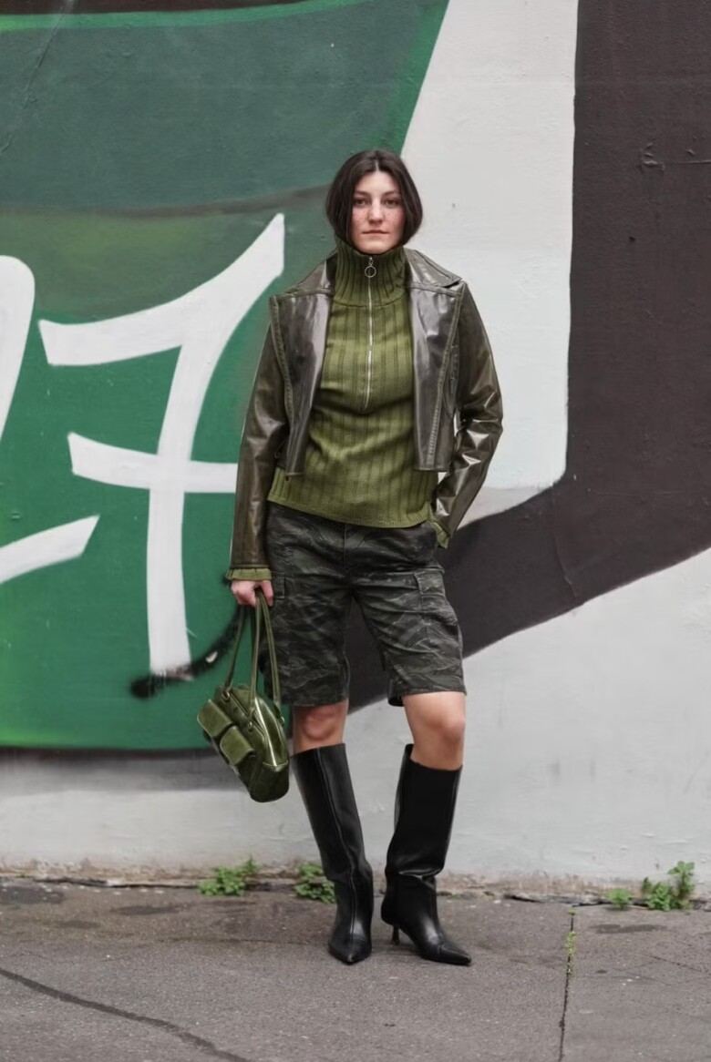 Sự tương phản giữa quần đùi kaki, màu rêu hoặc rằn ri, với một đôi bốt da tinh tế đã đưa toàn bộ diện mạo thoát khỏi sự đơn điệu và trở nên ấn tượng hơn.