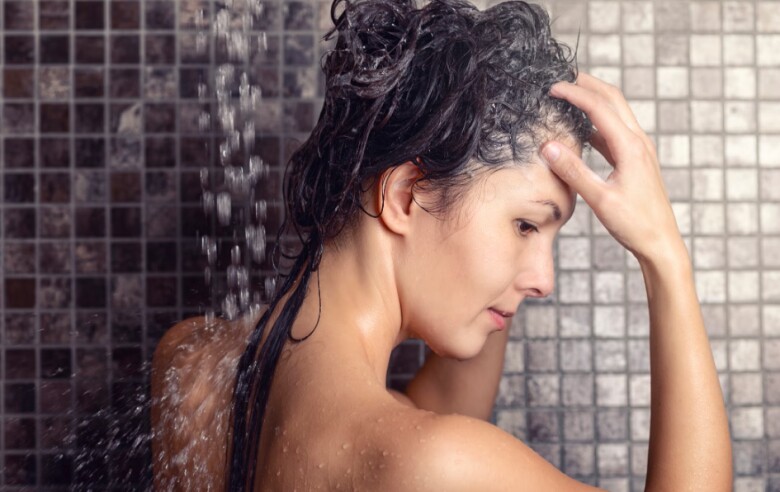 Gội đầu mỗi ngày sao tóc vẫn nhanh bết? 5 thói quen khiến tóc nhanh đổ dầu, đặc biệt cẩn thận với 2 kiểu dầu gội - 3