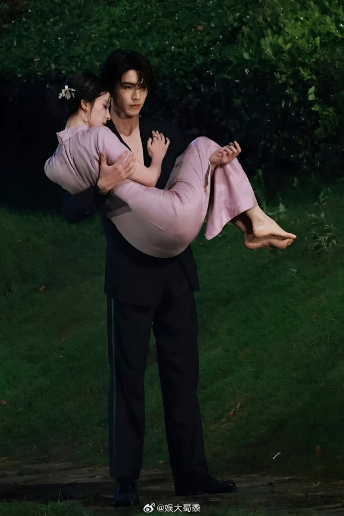 Trong bộ phim mới lên sóng Giây Phút Ấy Quá Giới Hạn đóng cặp cùng Trương Lăng Hách, Vương Sở Nhiên gây chú ý với vóc eo nhỏ, vóc dáng mảnh mai nhưng vẫn săn chắc, có đường cong quyến rũ. Ảnh: Iqiyi