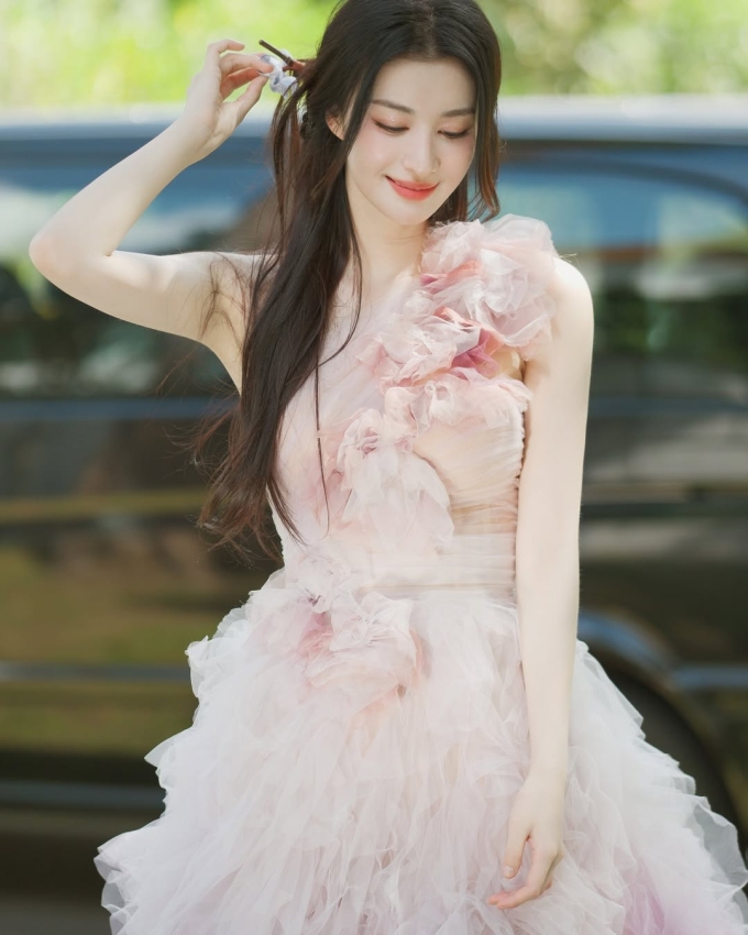 Vương Sở Nhiên được gọi là tiểu Lưu Diệc Phi. Ảnh: Sina