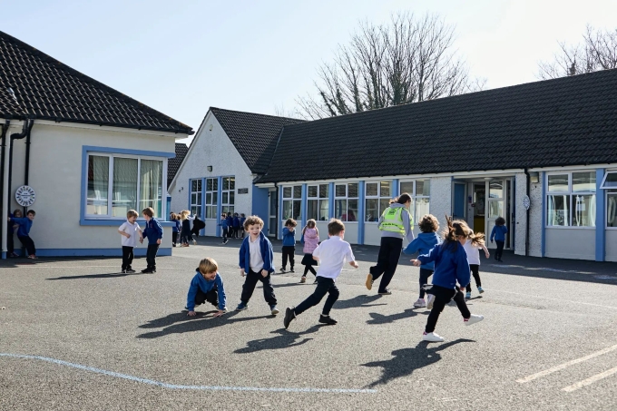 Trẻ em của một trường tiểu học ở Greystones vui đùa trong giờ ra chơi. Ảnh: NYT